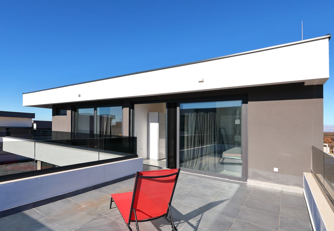 Villa in Zemunik Gornji - Astur, Moderne Villa mit Pool & Grillstation