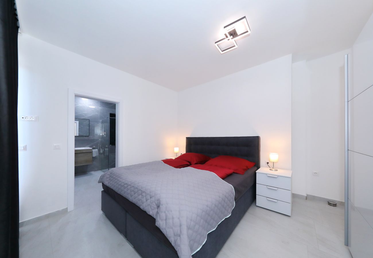 Villa in Zemunik Gornji - Astur, Moderne Villa mit Pool & Grillstation