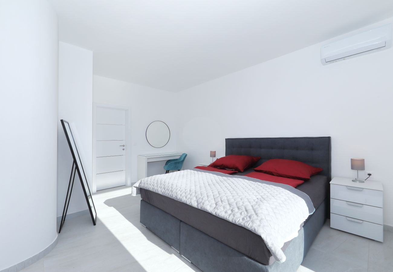 Villa in Zemunik Gornji - Astur, Moderne Villa mit Pool & Grillstation