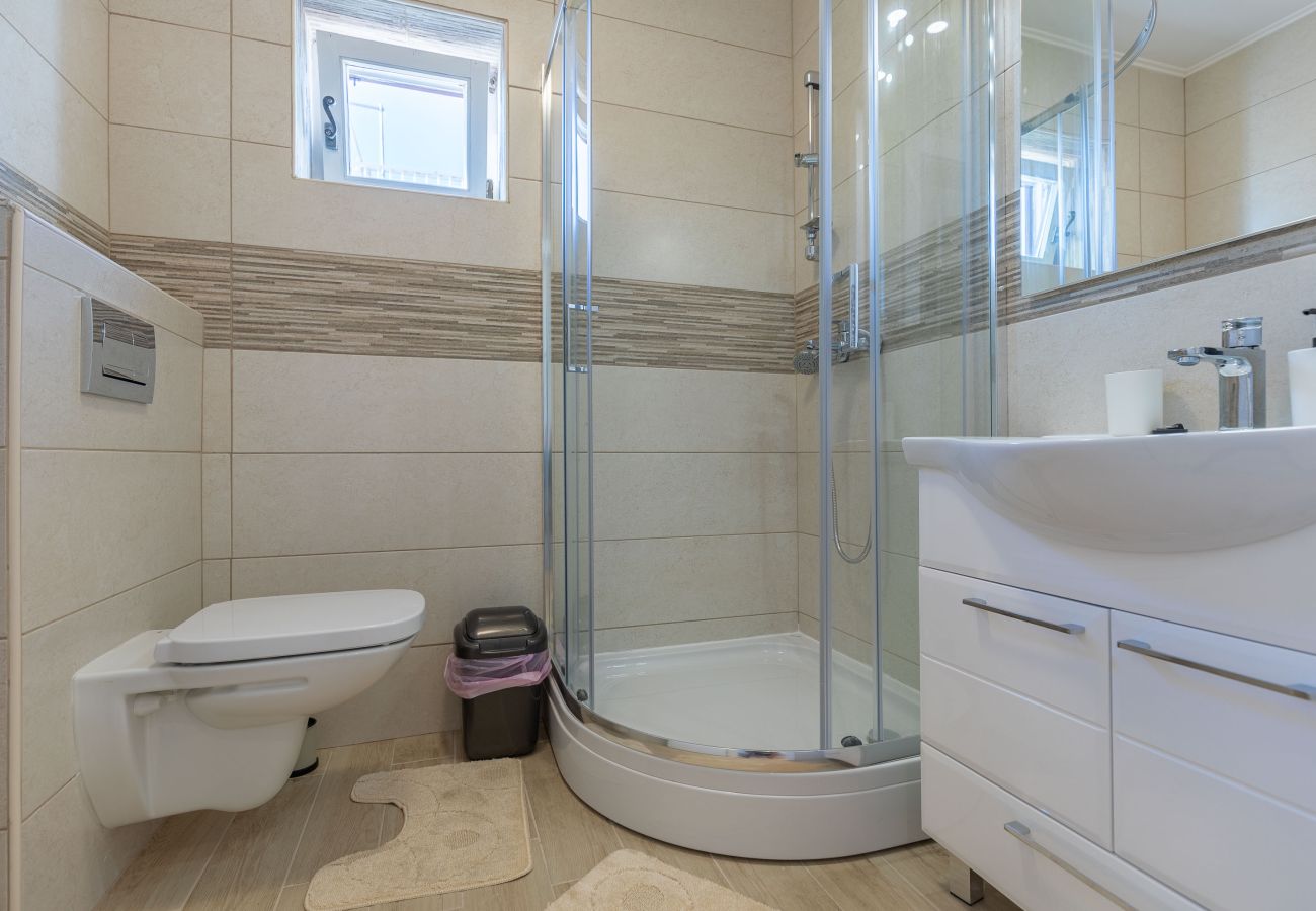 Apartment in Maslenica - Sidro, Schöne Ferienwohnung mit Meerblick,