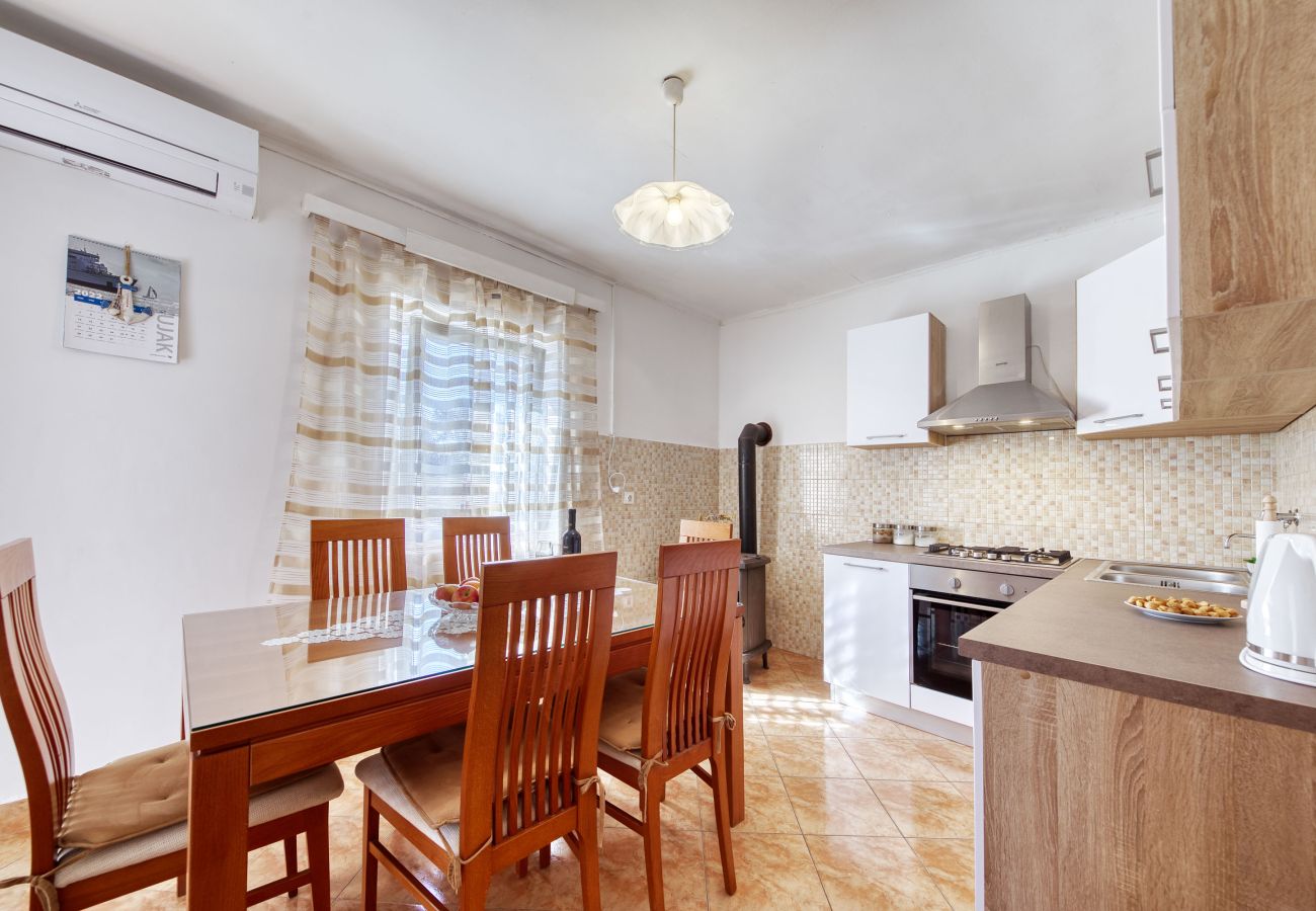 House in Ražanac - Rudic, Ferienhaus mit großem Garten, Meer &