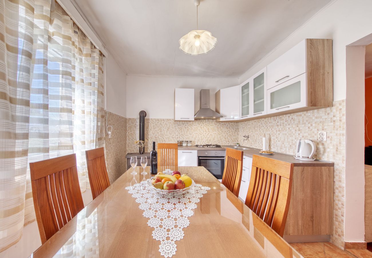 House in Ražanac - Rudic, Ferienhaus mit großem Garten, Meer &