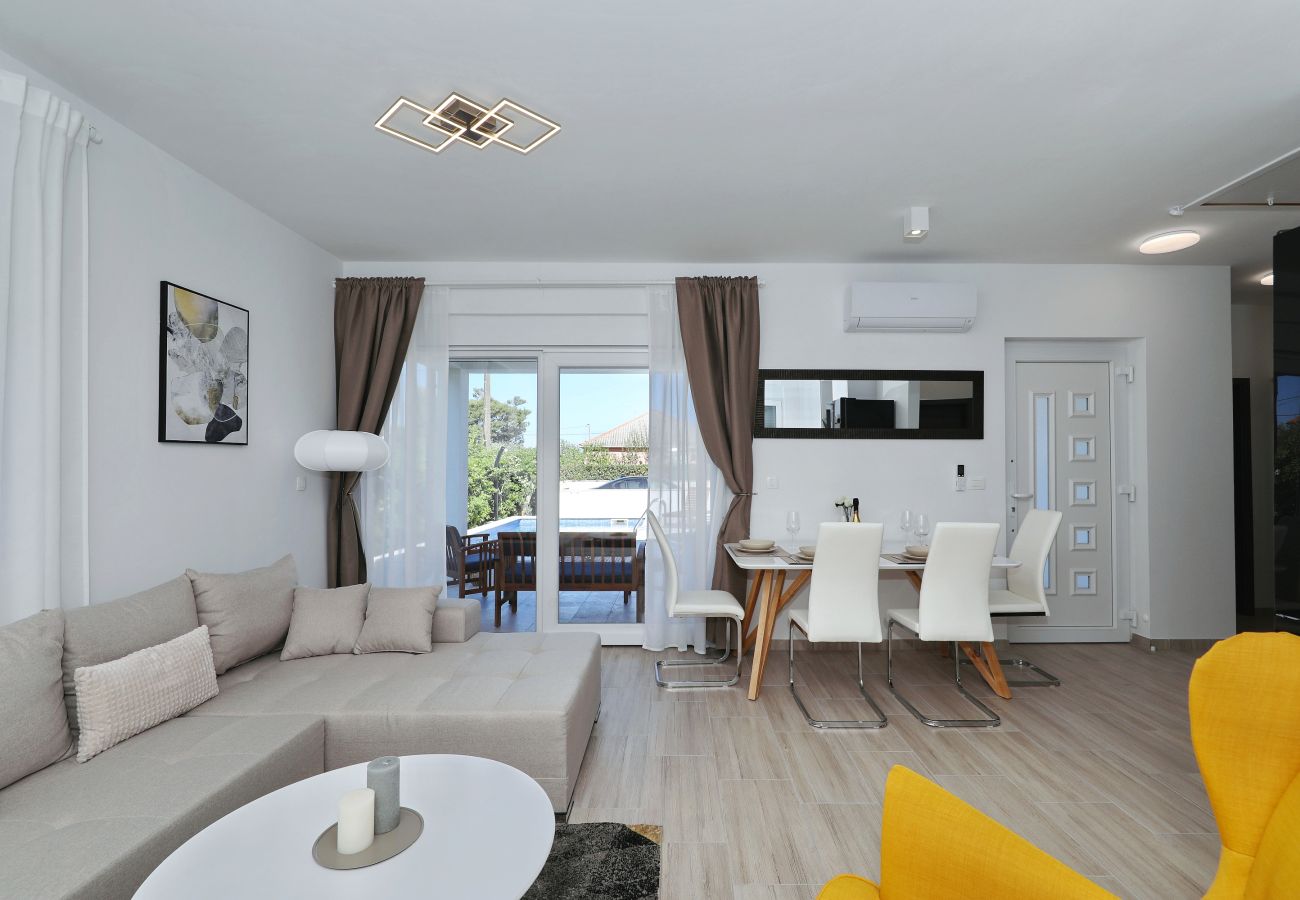 House in Vir - Jandro, Modernes Ferienhaus für Familie mit Pool