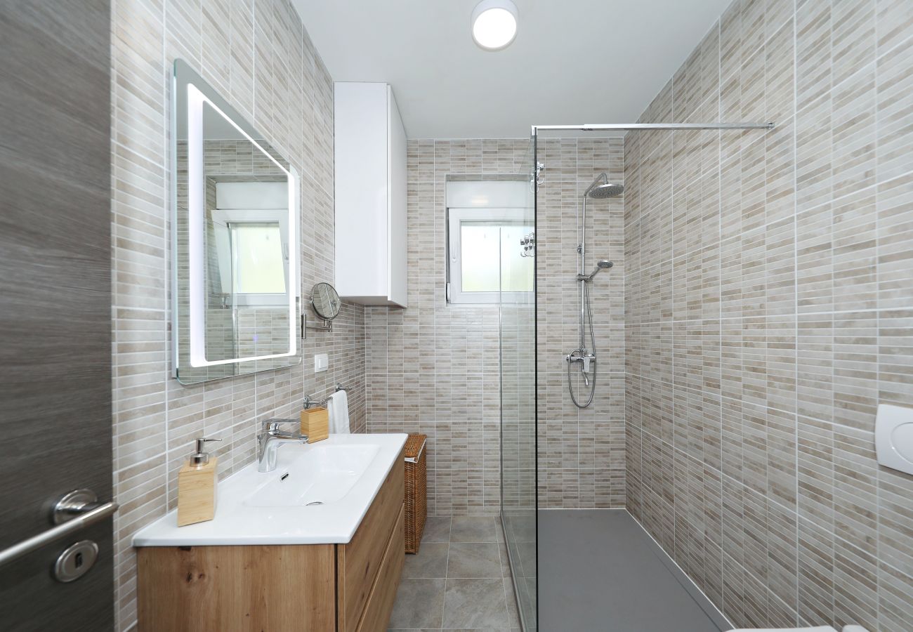 House in Vir - Jandro, Modernes Ferienhaus für Familie mit Pool