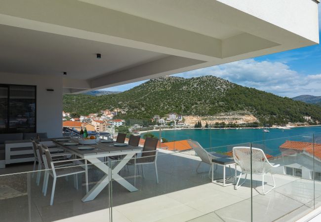 Apartment in Marina - Mentis, Luxuriöse Fewo mit Pool & Panoramablick