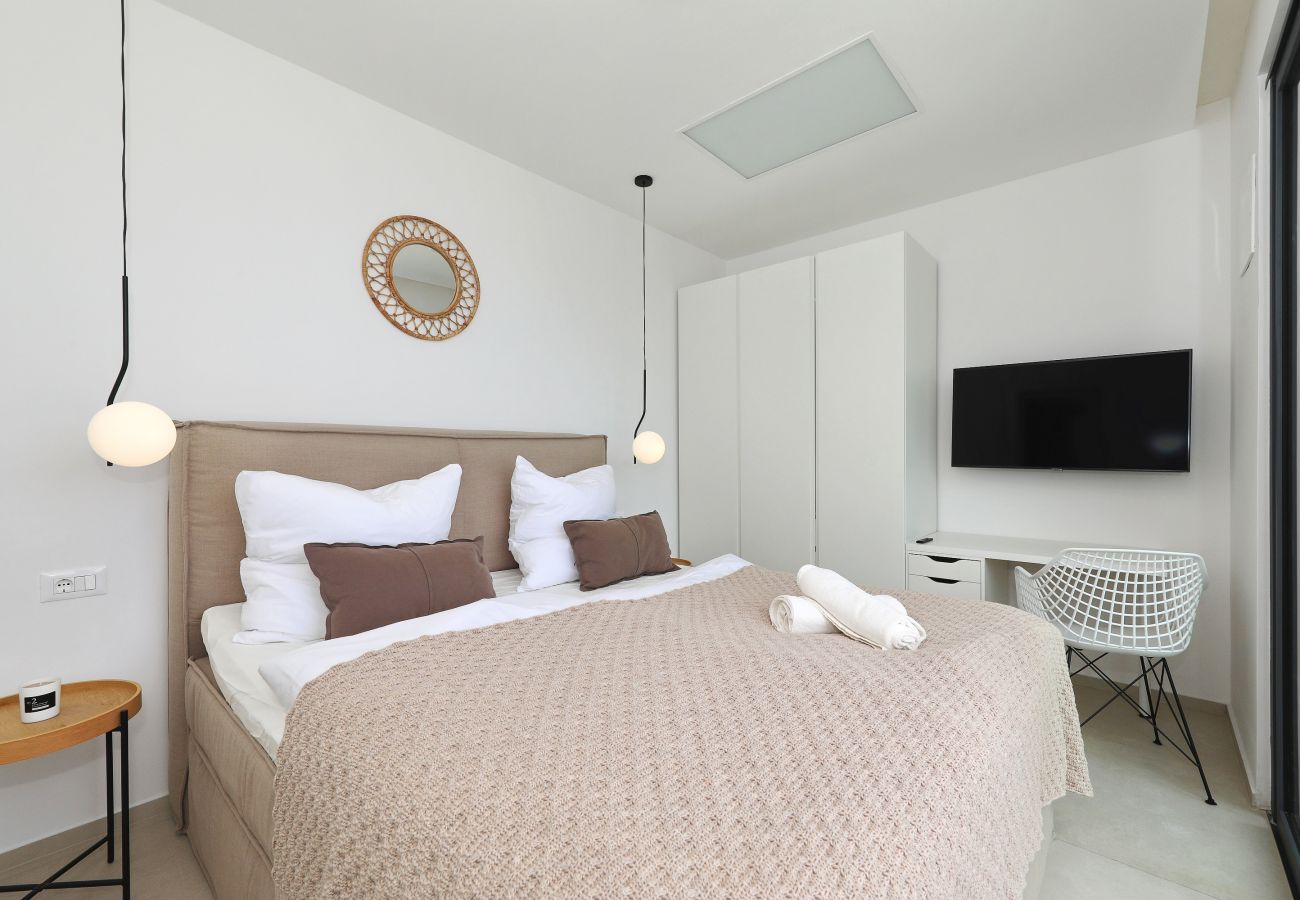 Apartment in Marina - Mentis, Luxuriöse Fewo mit Pool & Panoramablick