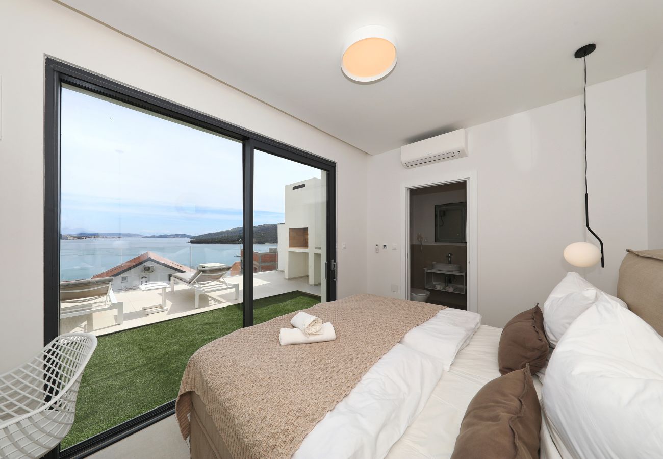 Apartment in Marina - Mentis, Luxuriöse Fewo mit Pool & Panoramablick