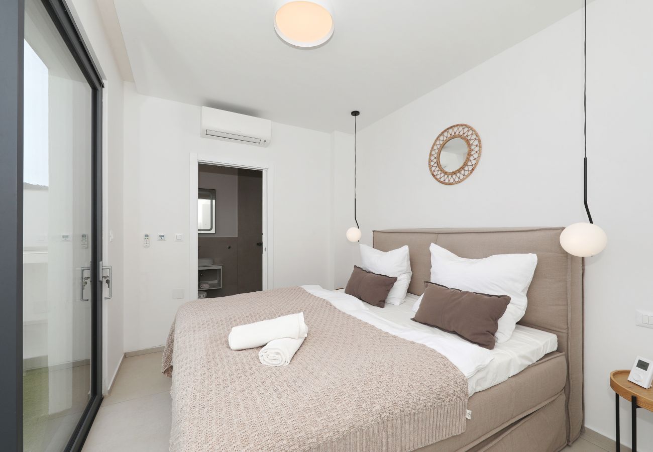 Apartment in Marina - Mentis, Luxuriöse Fewo mit Pool & Panoramablick