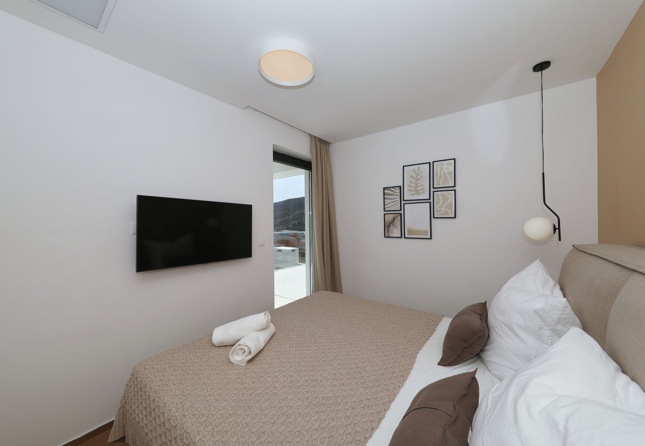 Apartment in Marina - Mentis, Luxuriöse Fewo mit Pool & Panoramablick