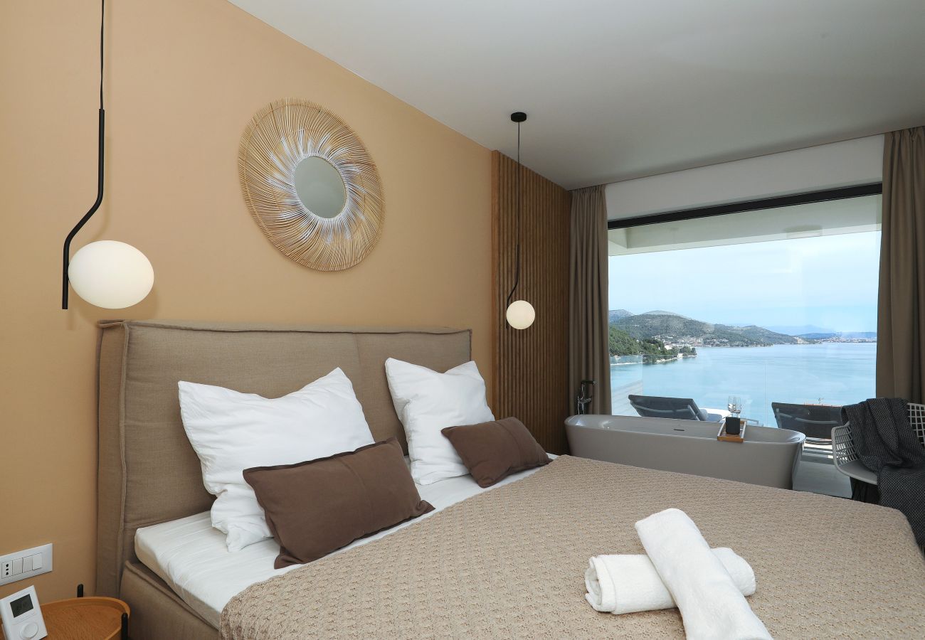 Apartment in Marina - Mentis, Luxuriöse Fewo mit Pool & Panoramablick