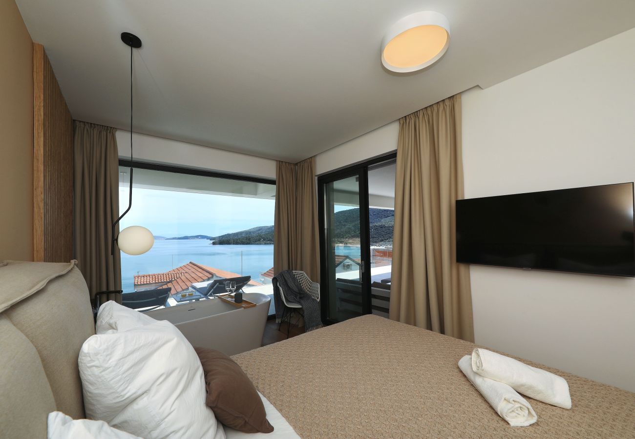 Apartment in Marina - Mentis, Luxuriöse Fewo mit Pool & Panoramablick