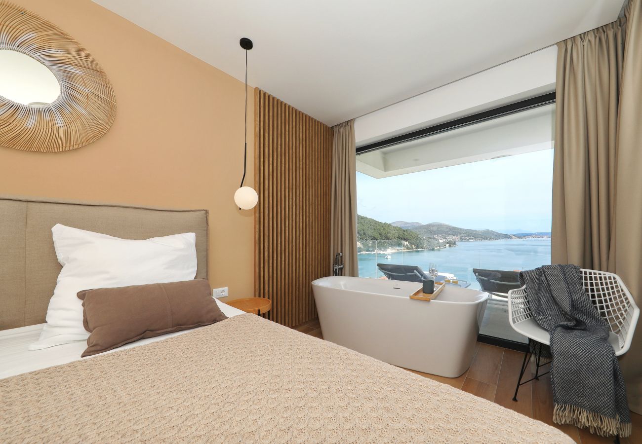 Apartment in Marina - Mentis, Luxuriöse Fewo mit Pool & Panoramablick