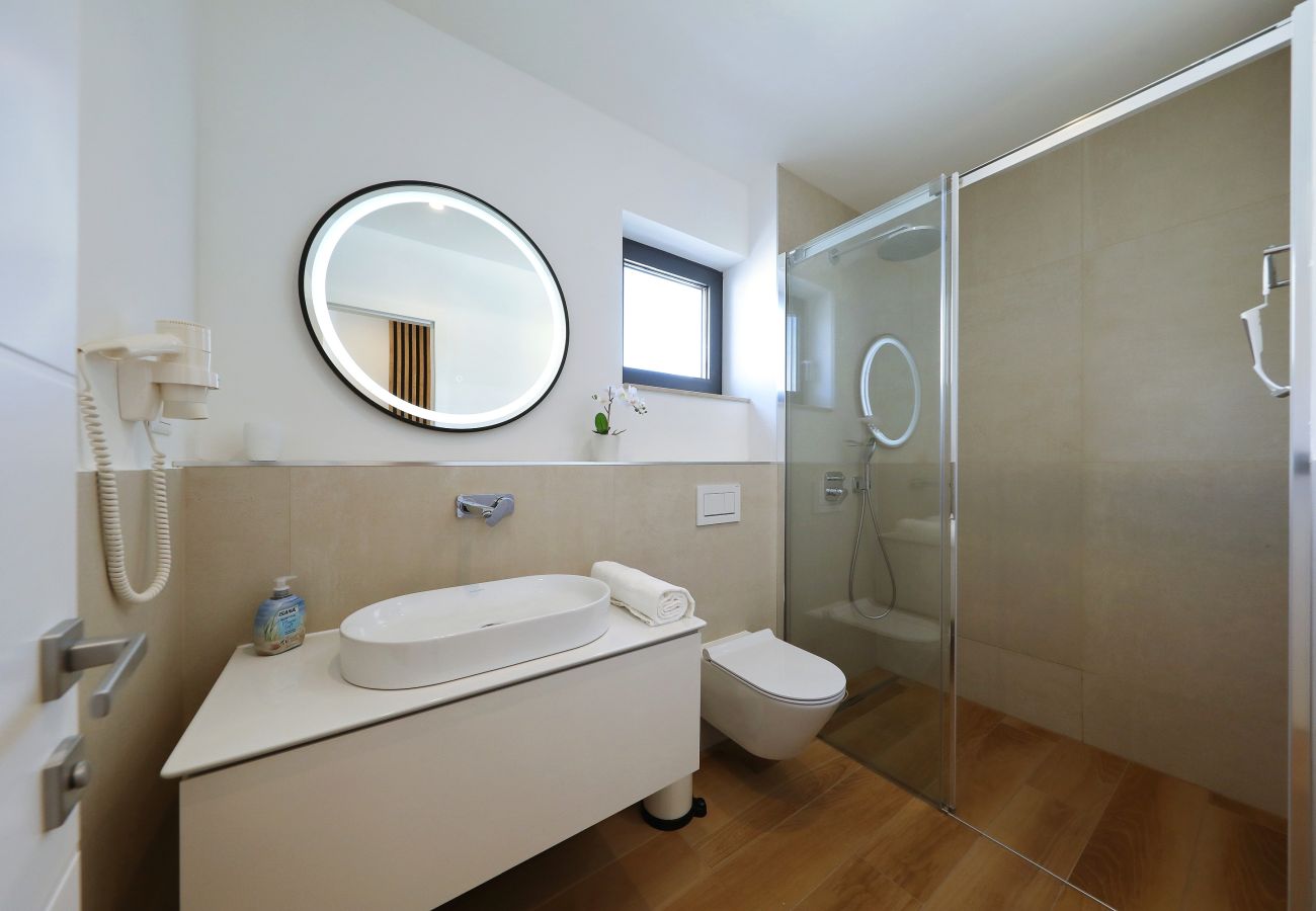 Apartment in Marina - Mentis, Luxuriöse Fewo mit Pool & Panoramablick