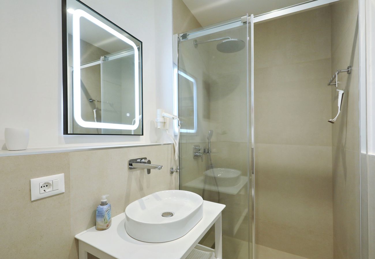 Apartment in Marina - Mentis, Luxuriöse Fewo mit Pool & Panoramablick