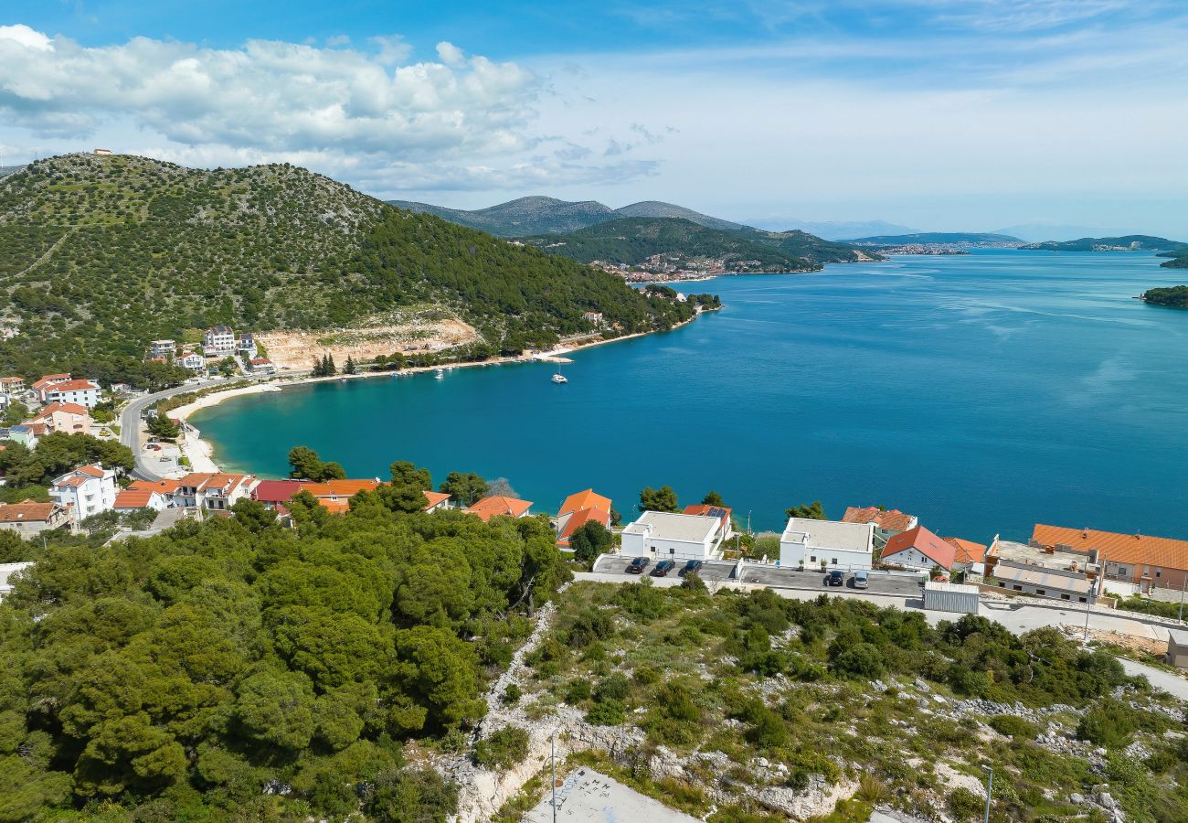 Apartment in Marina - Mentis, Luxuriöse Fewo mit Pool & Panoramablick