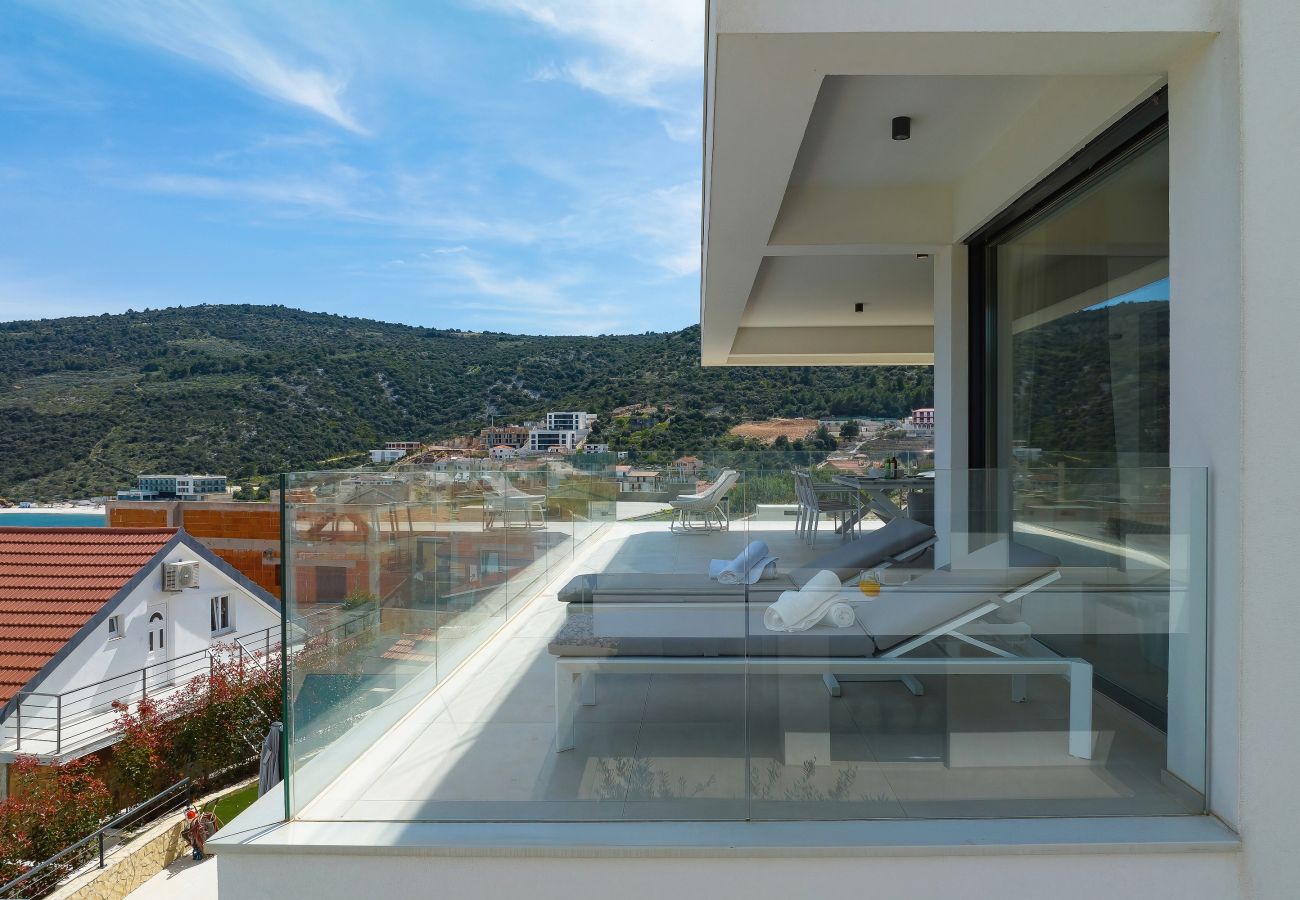 Apartment in Marina - Mentis, Luxuriöse Fewo mit Pool & Panoramablick