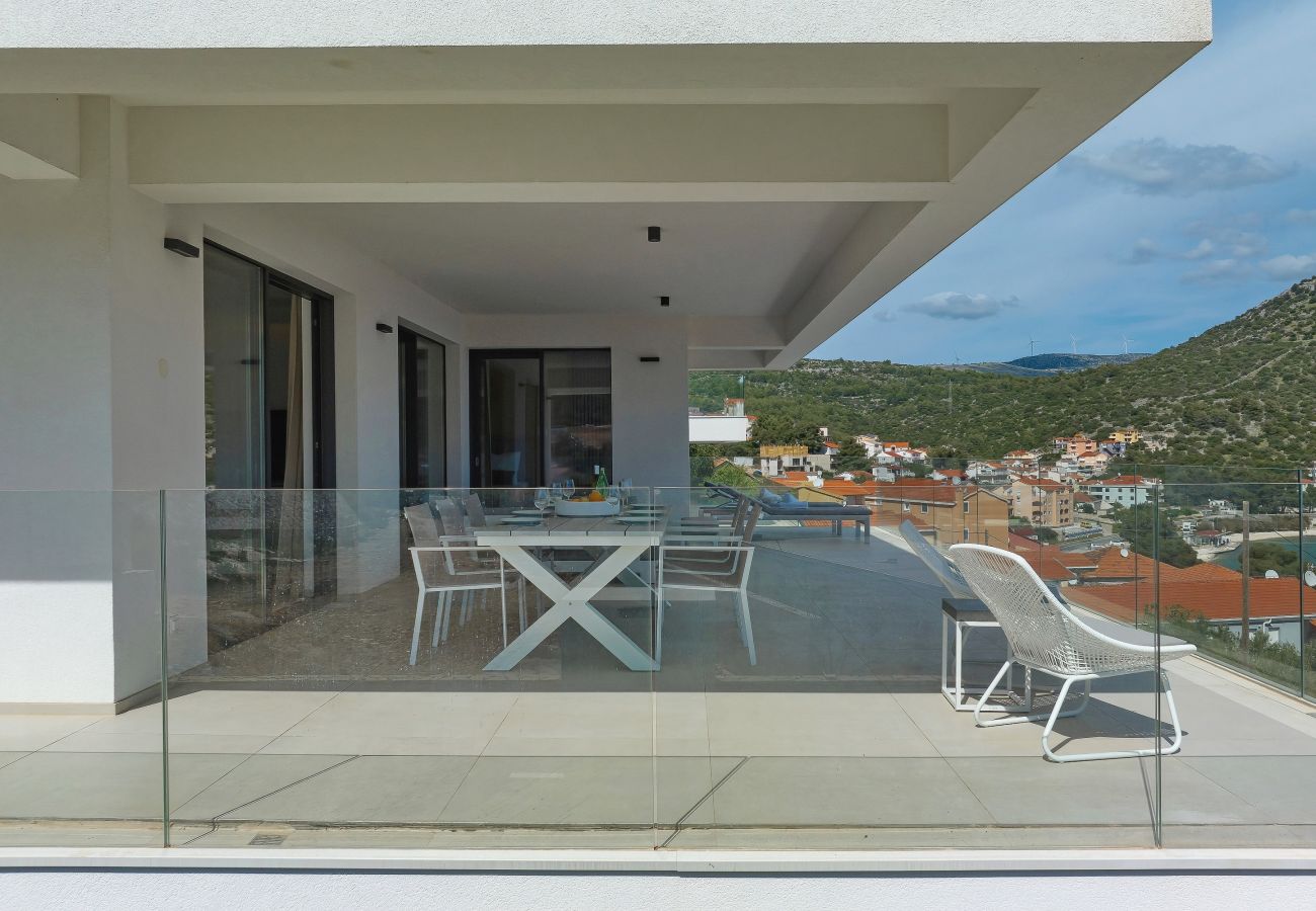 Apartment in Marina - Mentis, Luxuriöse Fewo mit Pool & Panoramablick