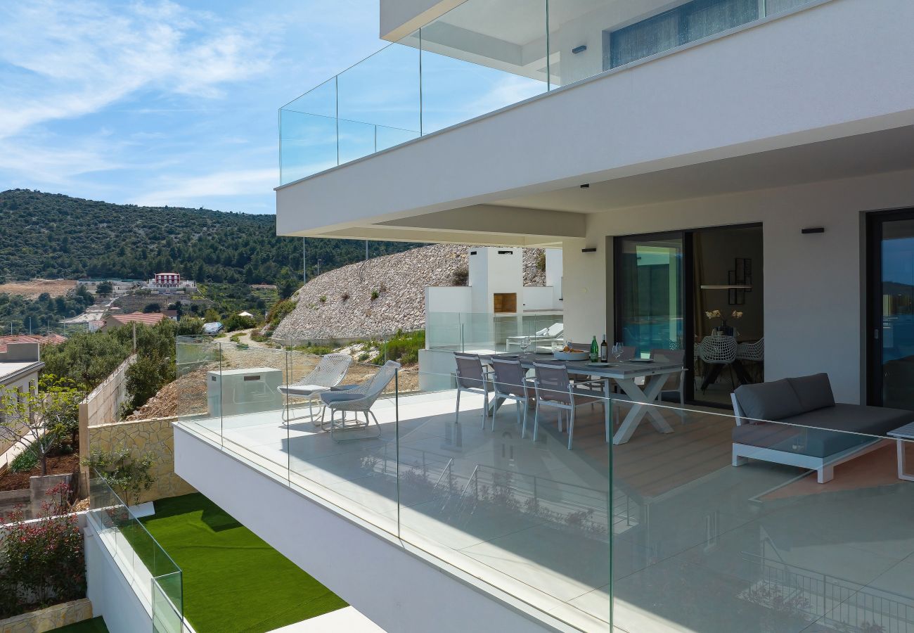 Apartment in Marina - Mentis, Luxuriöse Fewo mit Pool & Panoramablick