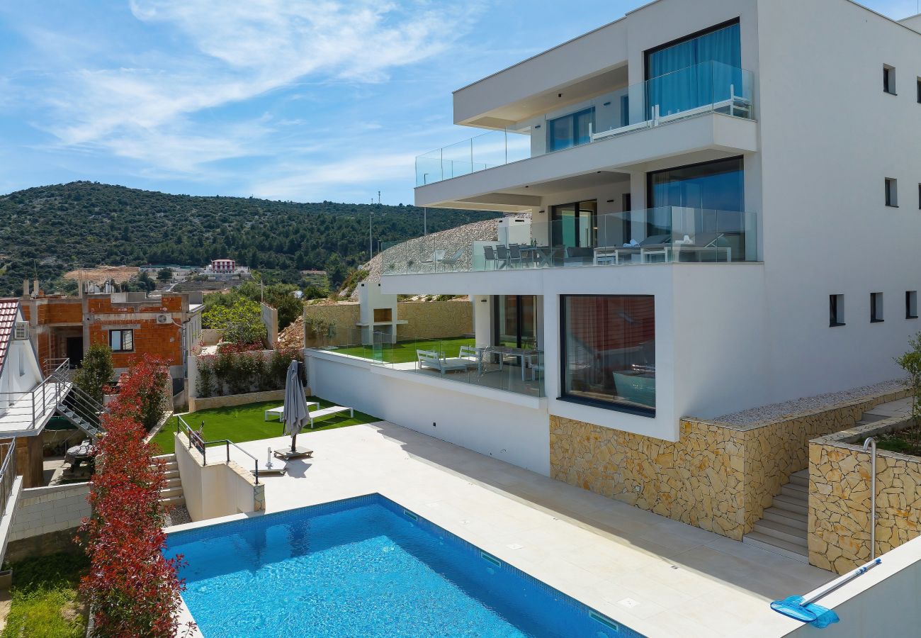 Apartment in Marina - Mentis, Luxuriöse Fewo mit Pool & Panoramablick