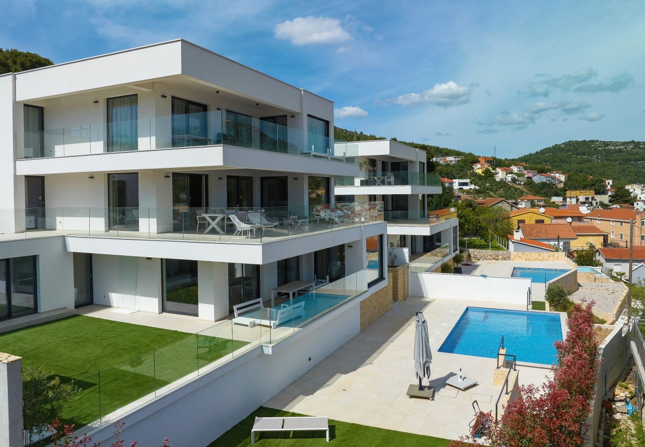 Apartment in Marina - Mentis, Luxuriöse Fewo mit Pool & Panoramablick