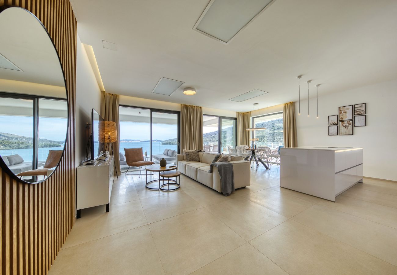 Apartment in Marina - Mentis, Luxuriöse Fewo mit Pool & Panoramablick