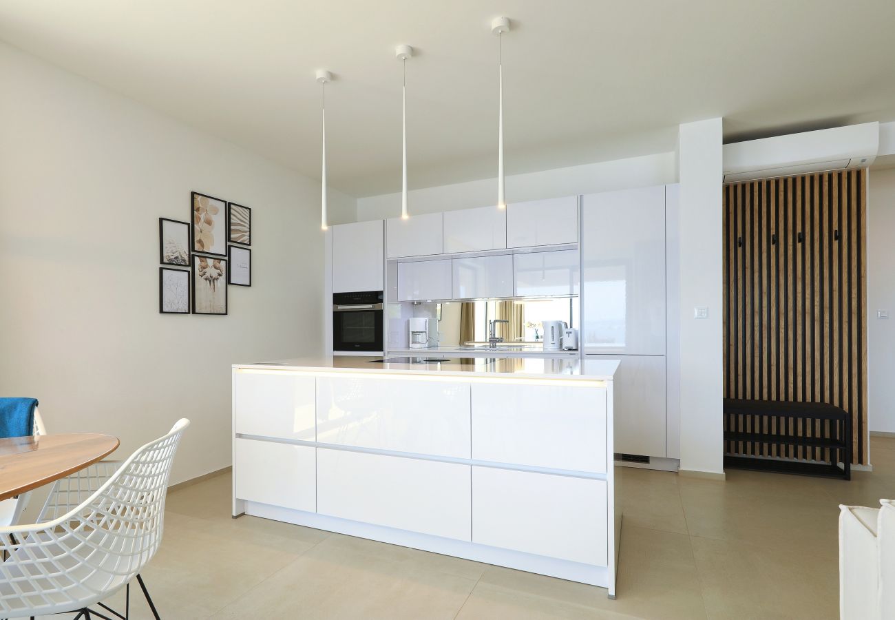 Apartment in Marina - Mentis, Luxuriöse Fewo mit Pool & Panoramablick