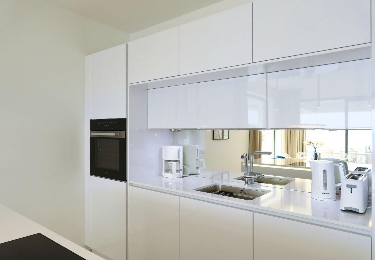 Apartment in Marina - Mentis, Luxuriöse Fewo mit Pool & Panoramablick