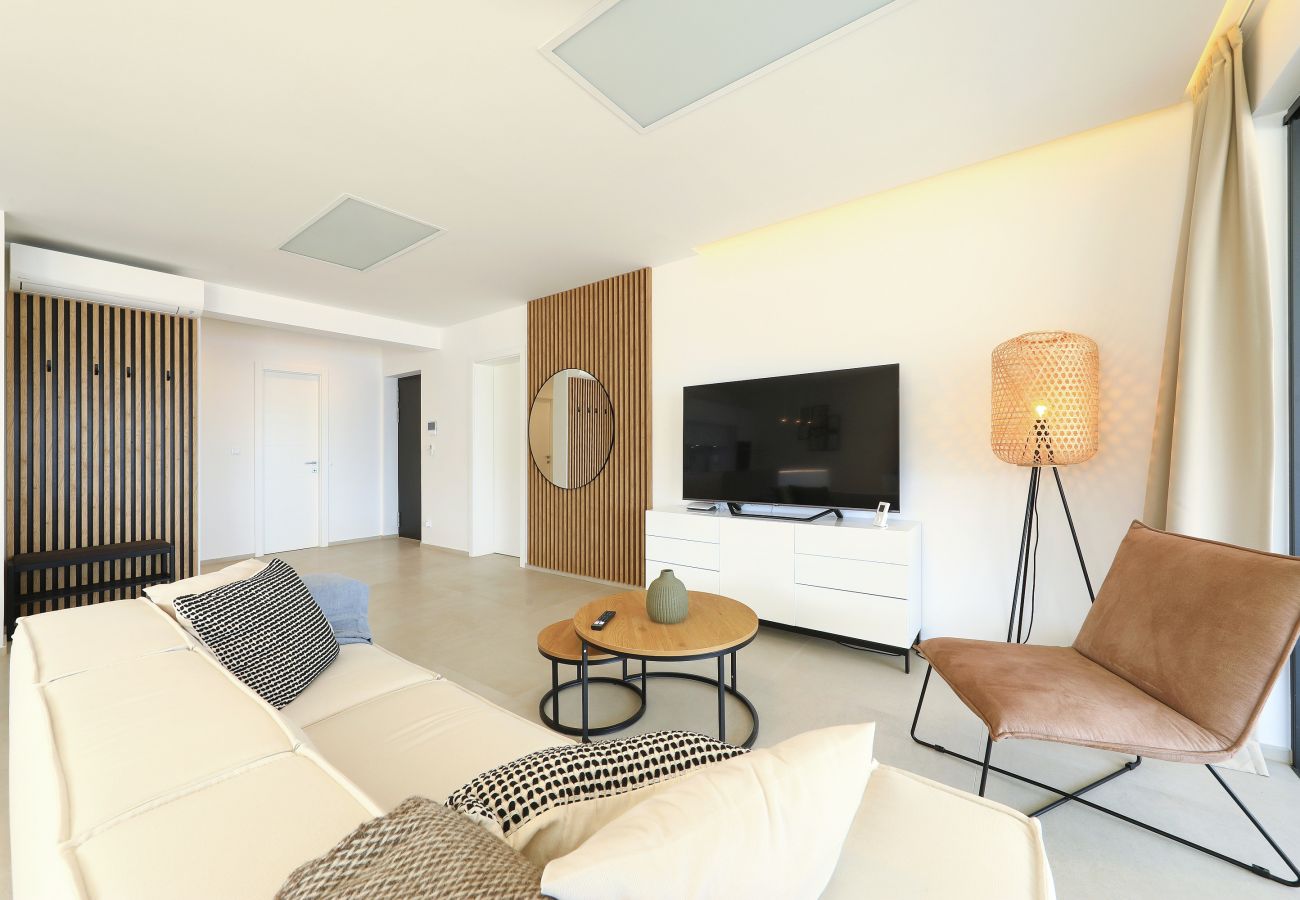 Apartment in Marina - Mentis, Luxuriöse Fewo mit Pool & Panoramablick