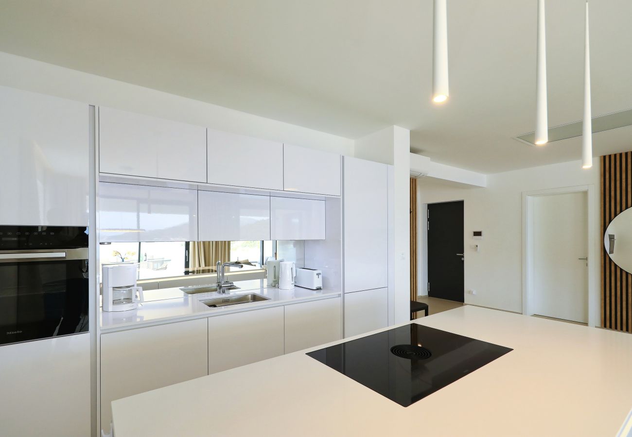 Apartment in Marina - Mentis, Luxuriöse Fewo mit Pool & Panoramablick