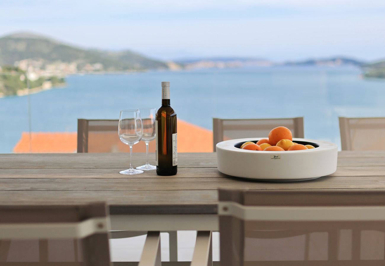 Apartment in Marina - Mentis, Luxuriöse Fewo mit Pool & Panoramablick