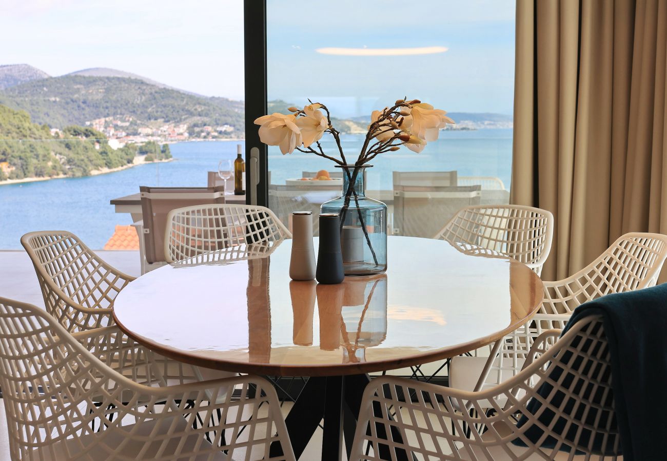 Apartment in Marina - Mentis, Luxuriöse Fewo mit Pool & Panoramablick