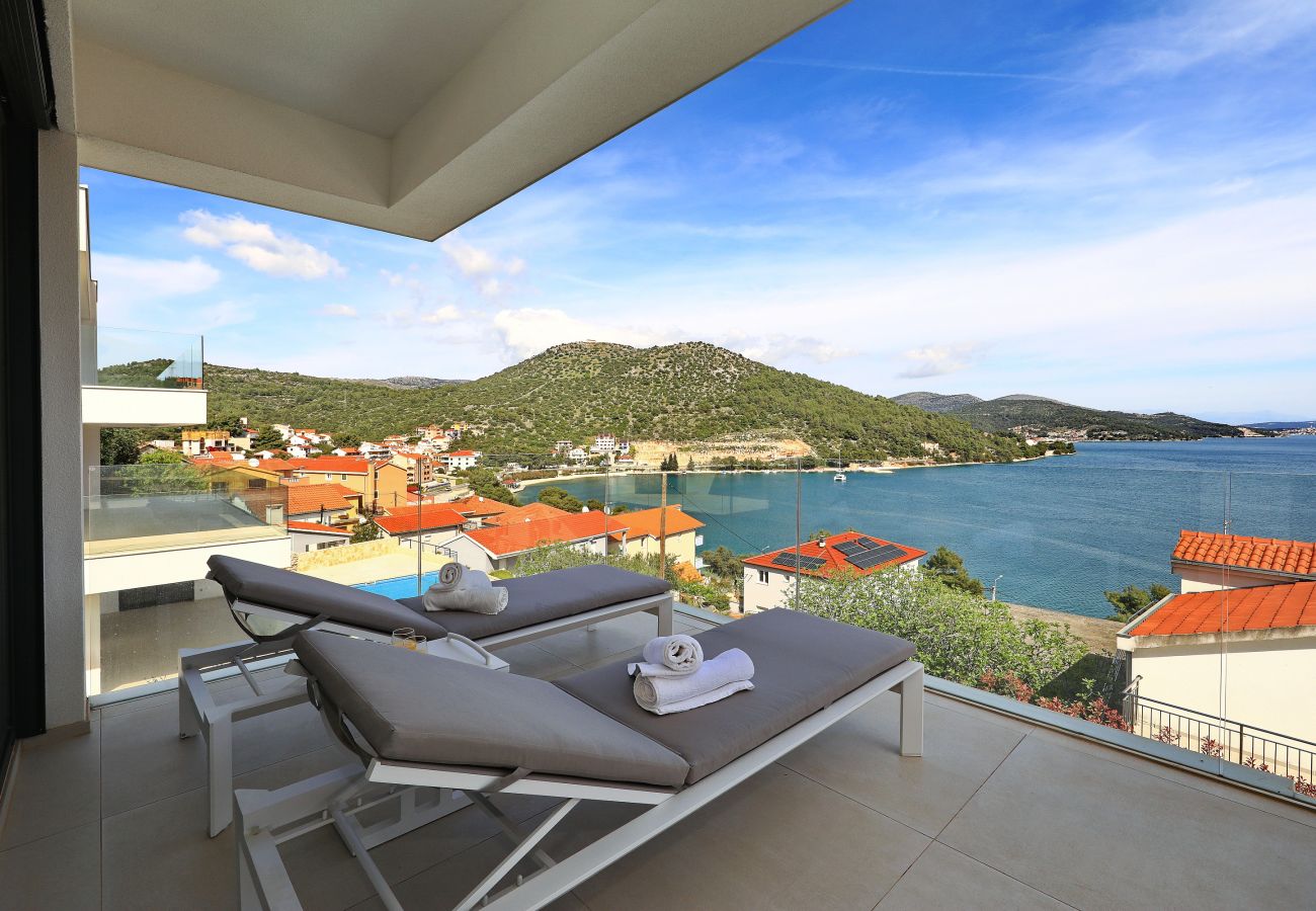 Apartment in Marina - Mentis, Luxuriöse Fewo mit Pool & Panoramablick