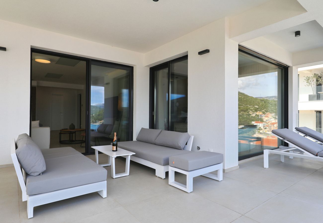 Apartment in Marina - Mentis, Luxuriöse Fewo mit Pool & Panoramablick