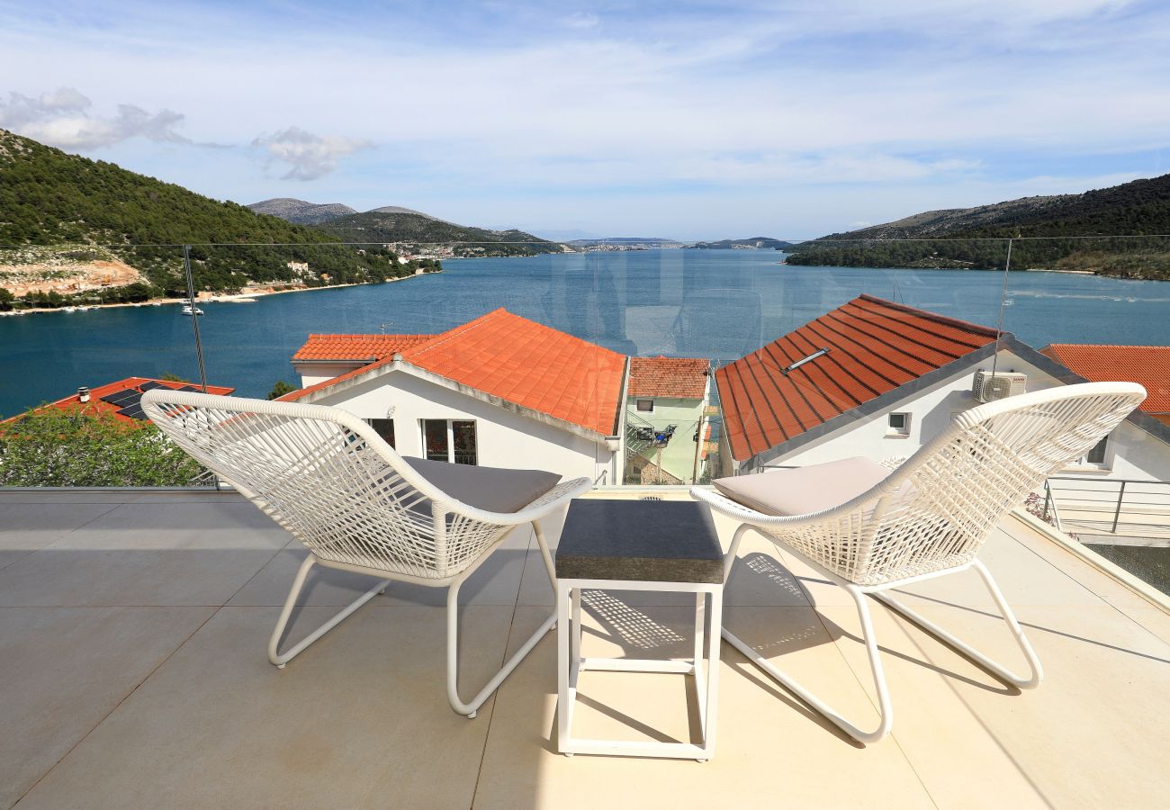 Apartment in Marina - Mentis, Luxuriöse Fewo mit Pool & Panoramablick