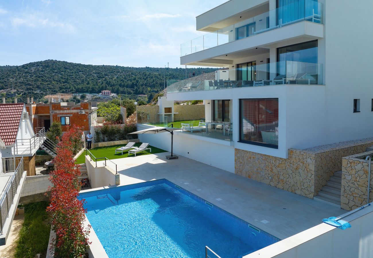 Apartment in Marina - Mentis, Luxuriöse Fewo mit Pool & Panoramablick