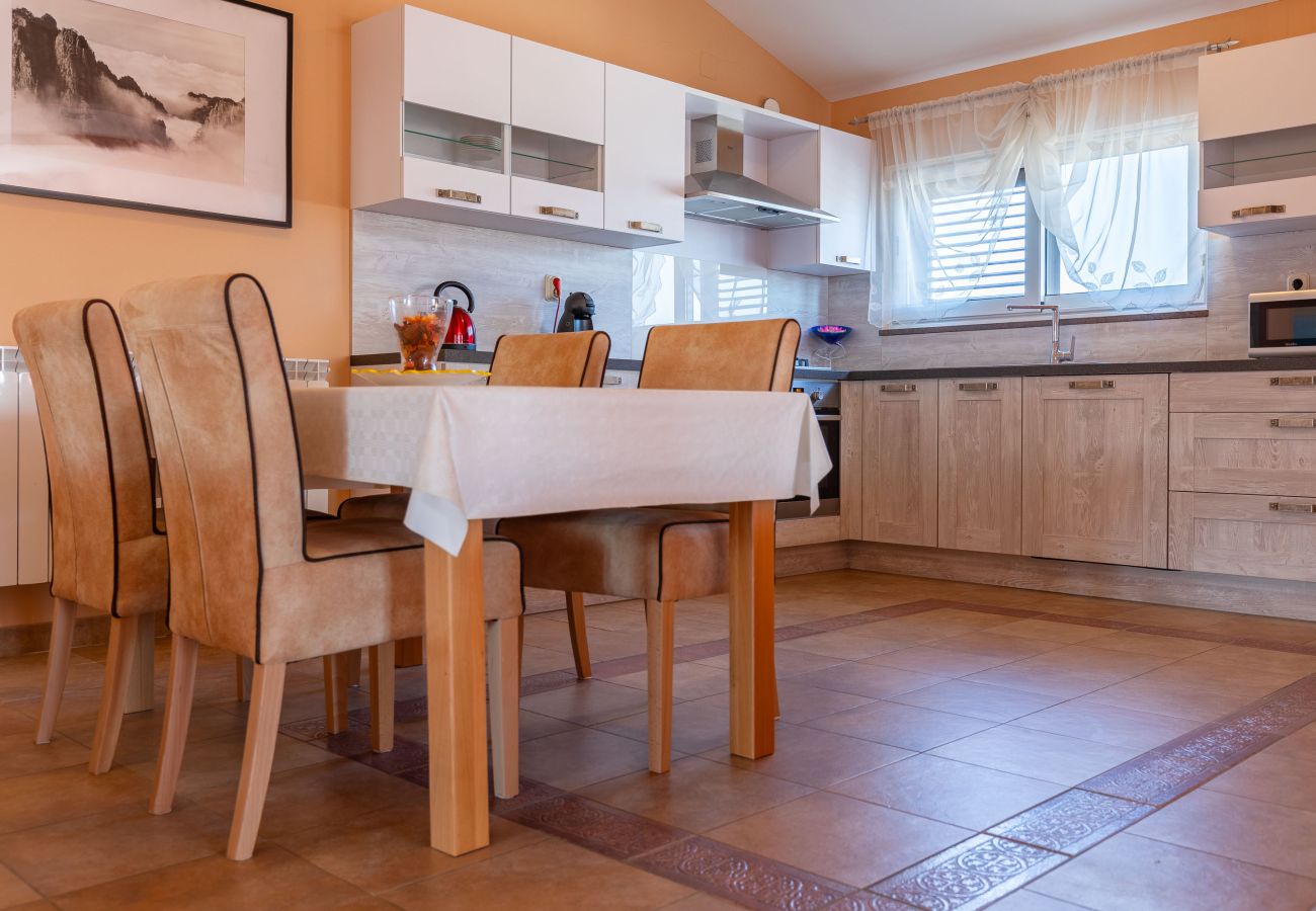 Apartment in Zadar - Marinko, No. 4, Geräumige Ferienwohnung mit Pool