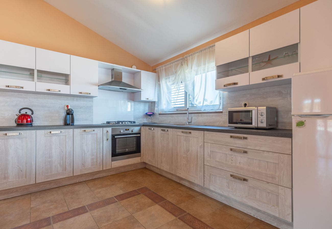 Apartment in Zadar - Marinko, No. 4, Geräumige Ferienwohnung mit Pool