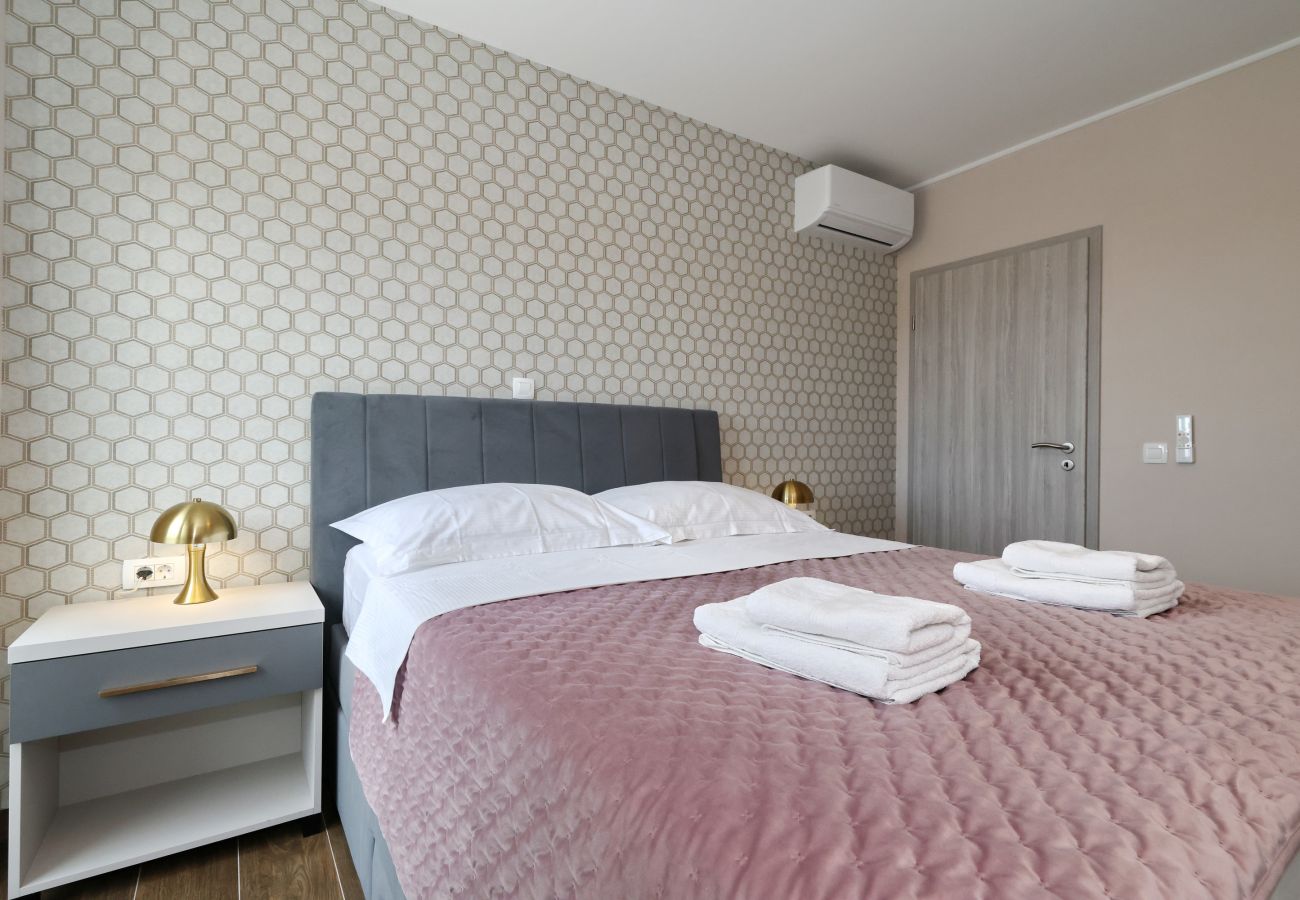 Villa in Rovanjska - Wave of love mit Pool ,strandnah