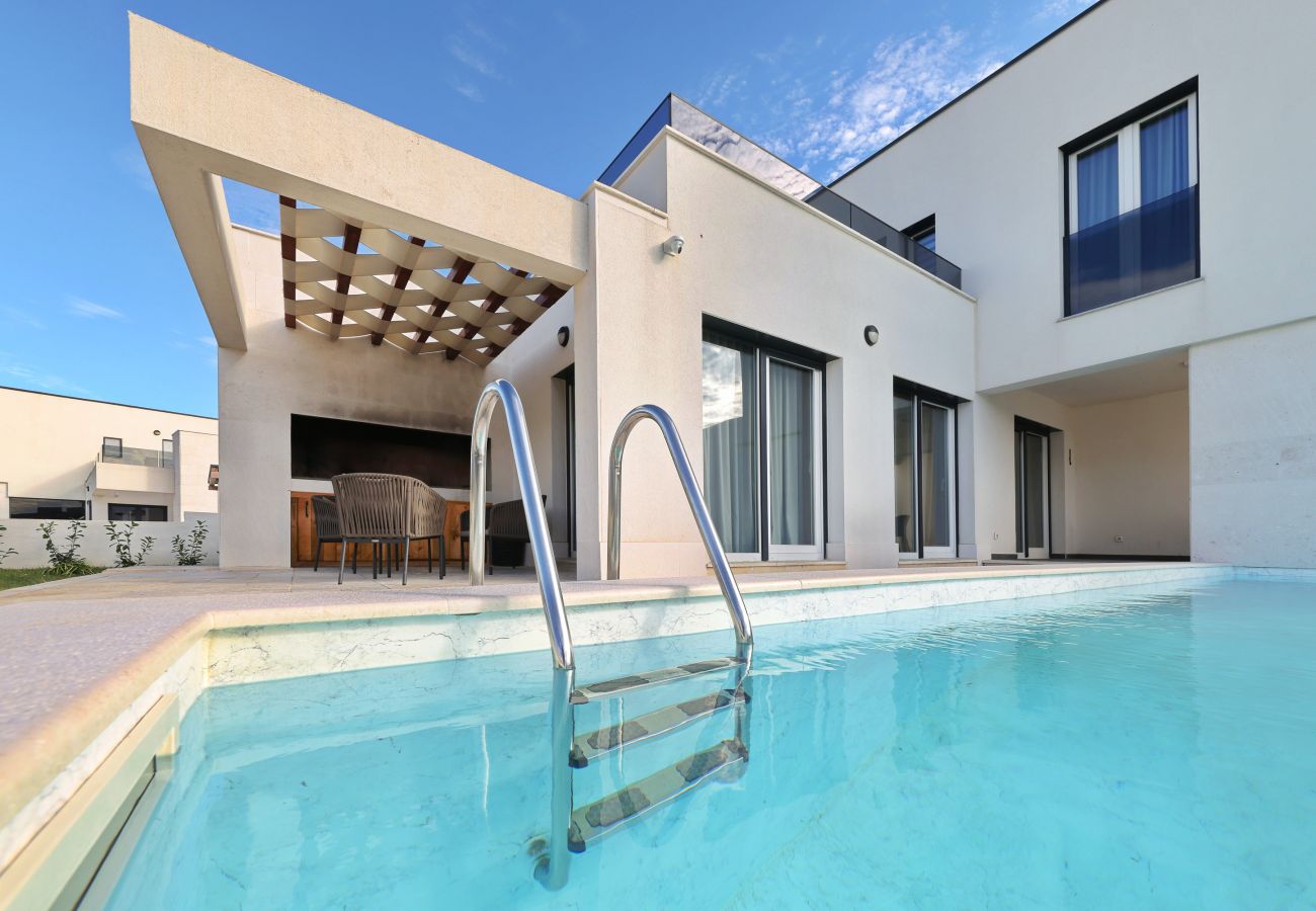 Villa in Rovanjska - Wave of love mit Pool ,strandnah