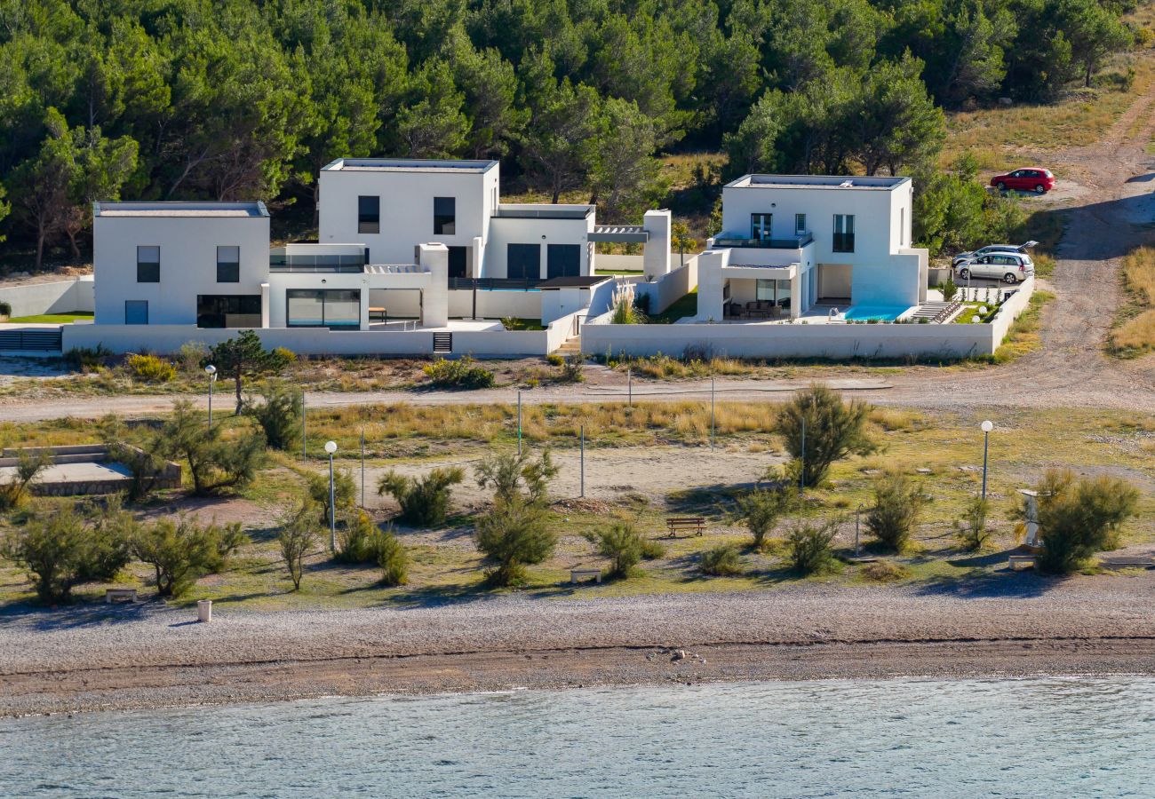 Villa in Rovanjska - Wave of love mit Pool ,strandnah