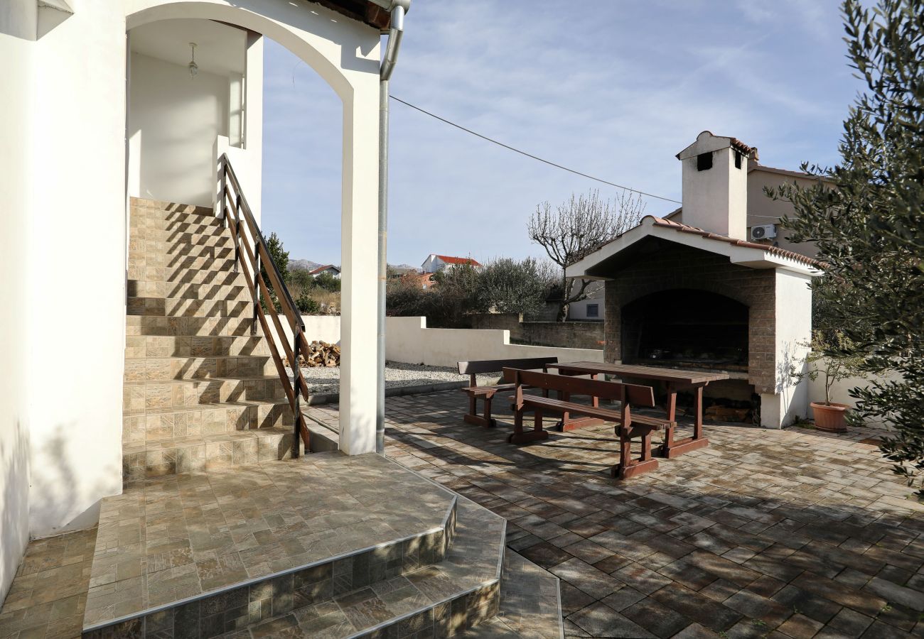 Apartment in Maslenica - Filip, Geräumige Ferienwohnung mit Meerblick &