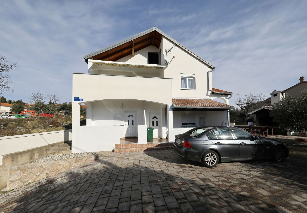 Apartment in Maslenica - Filip, Geräumige Ferienwohnung mit Meerblick &