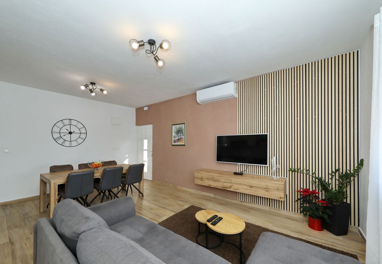 Apartment in Maslenica - Filip, Geräumige Ferienwohnung mit Meerblick &