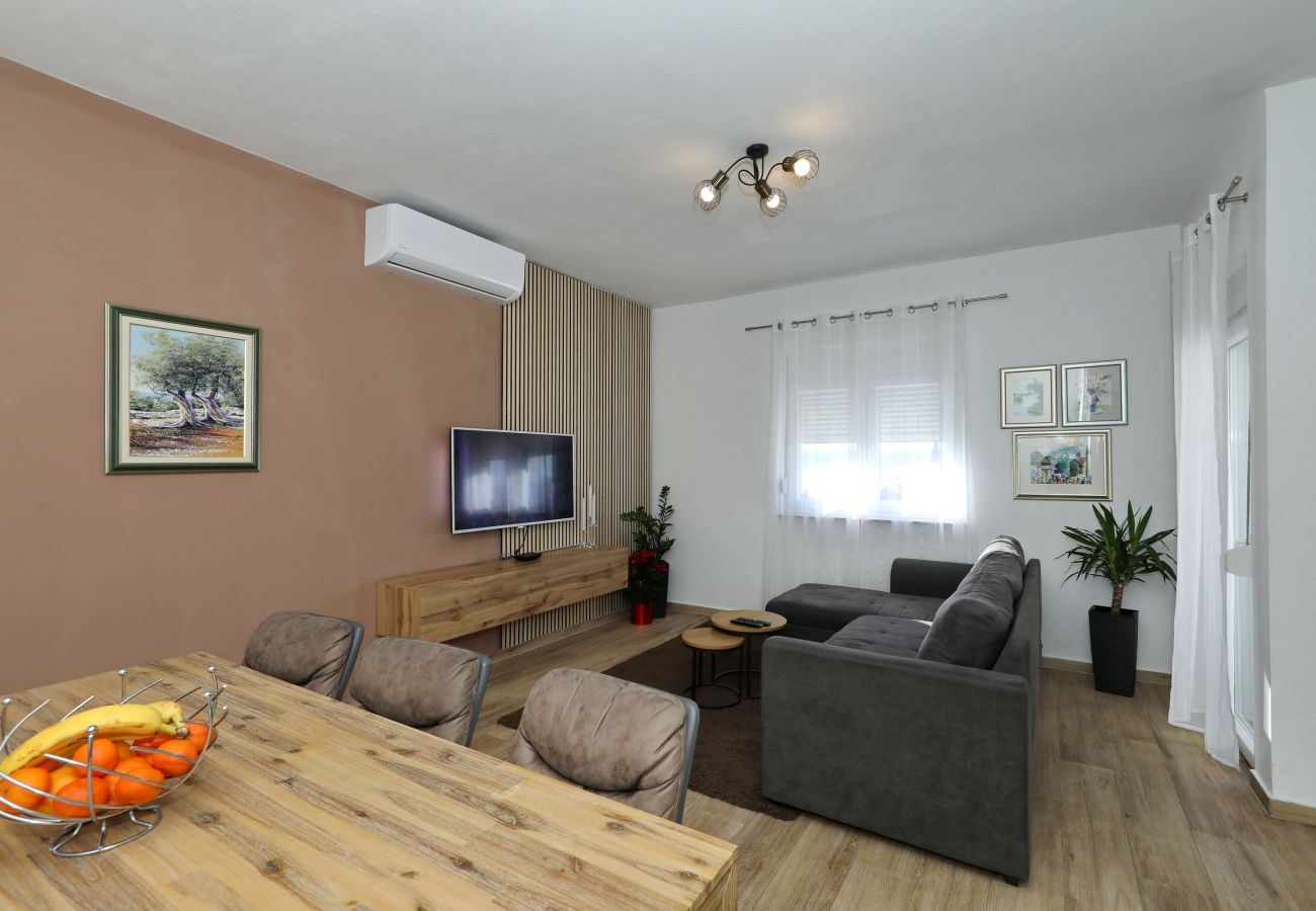 Apartment in Maslenica - Filip, Geräumige Ferienwohnung mit Meerblick &