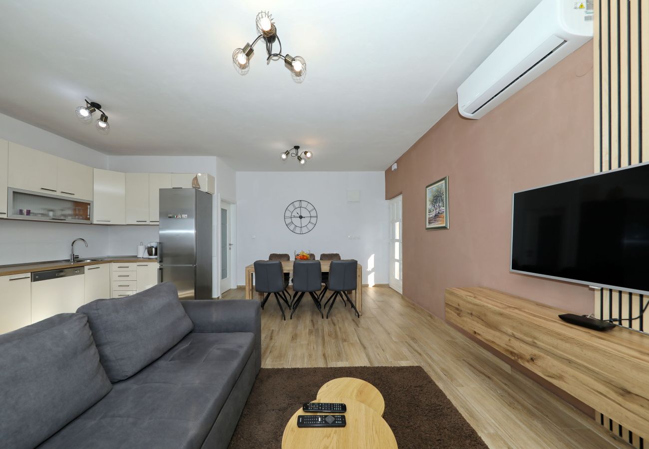 Apartment in Maslenica - Filip, Geräumige Ferienwohnung mit Meerblick &