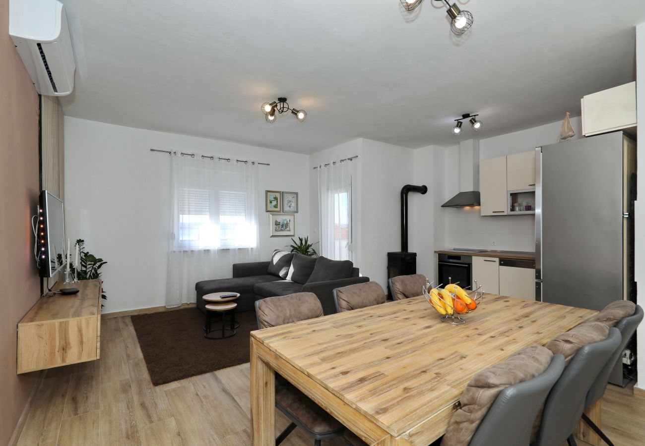 Apartment in Maslenica - Filip, Geräumige Ferienwohnung mit Meerblick &