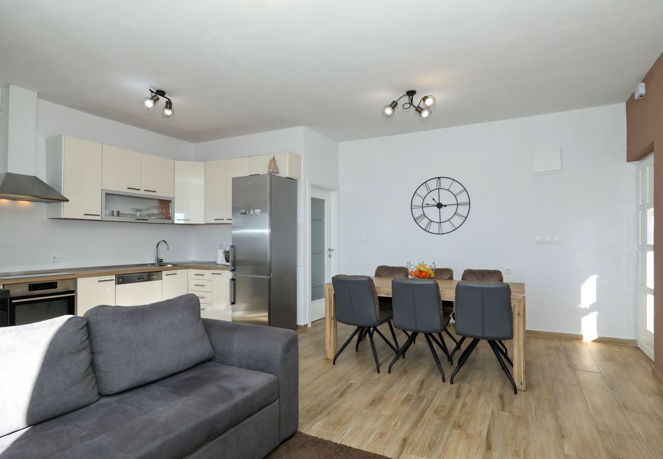 Apartment in Maslenica - Filip, Geräumige Ferienwohnung mit Meerblick &