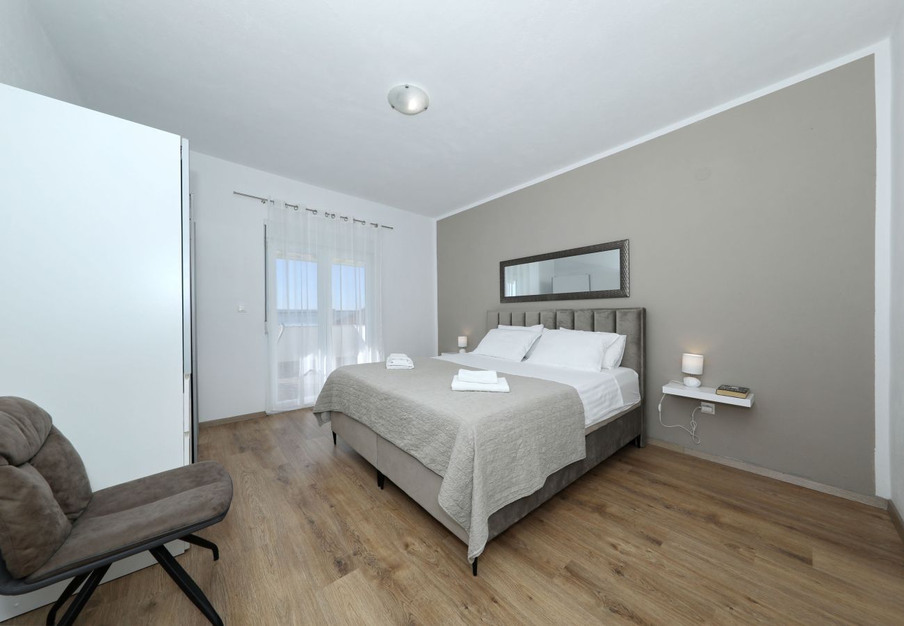 Apartment in Maslenica - Filip, Geräumige Ferienwohnung mit Meerblick &