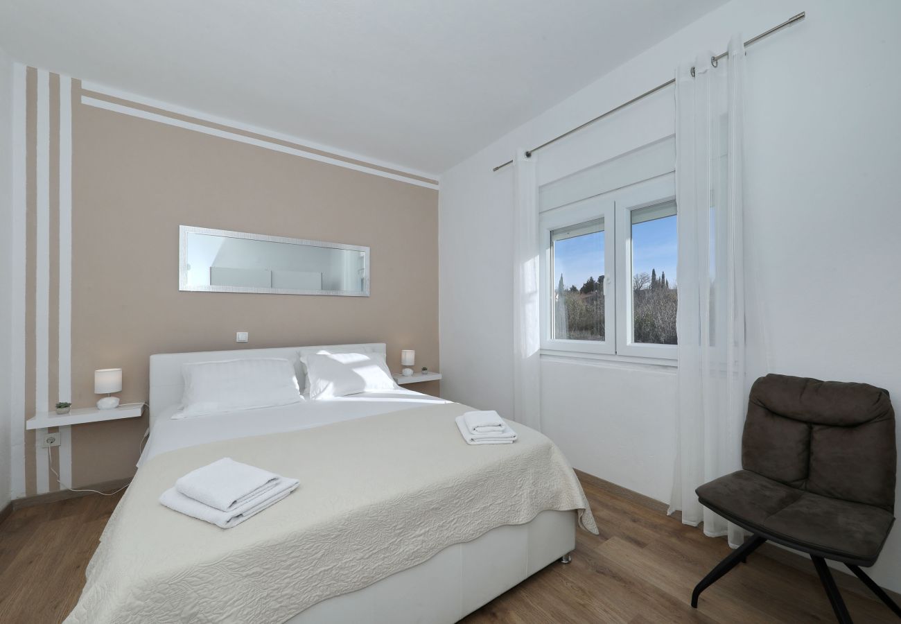 Apartment in Maslenica - Filip, Geräumige Ferienwohnung mit Meerblick &