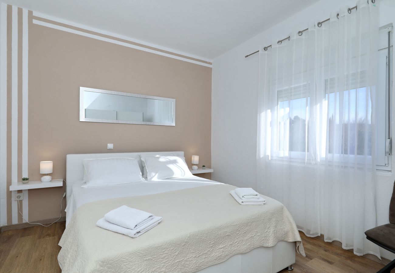 Apartment in Maslenica - Filip, Geräumige Ferienwohnung mit Meerblick &